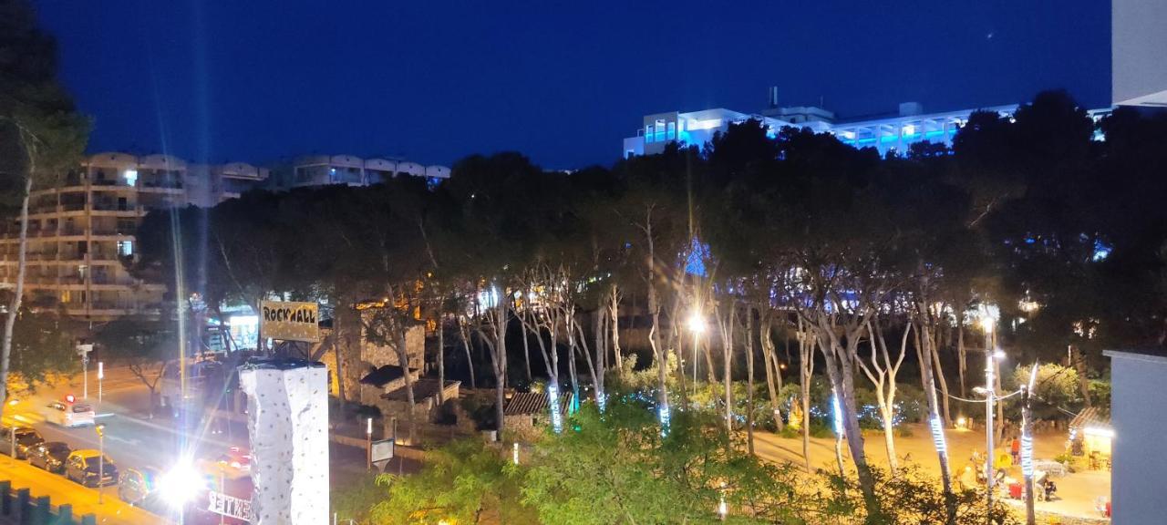 Magníficas vistas en zona turística de Salou Exterior foto